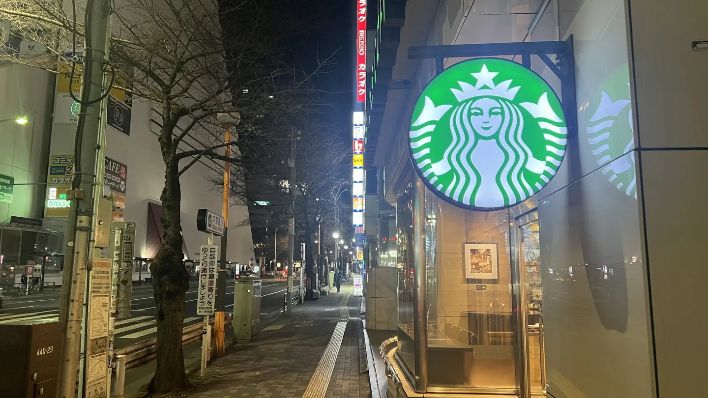 スターバックスがある通りの風景
