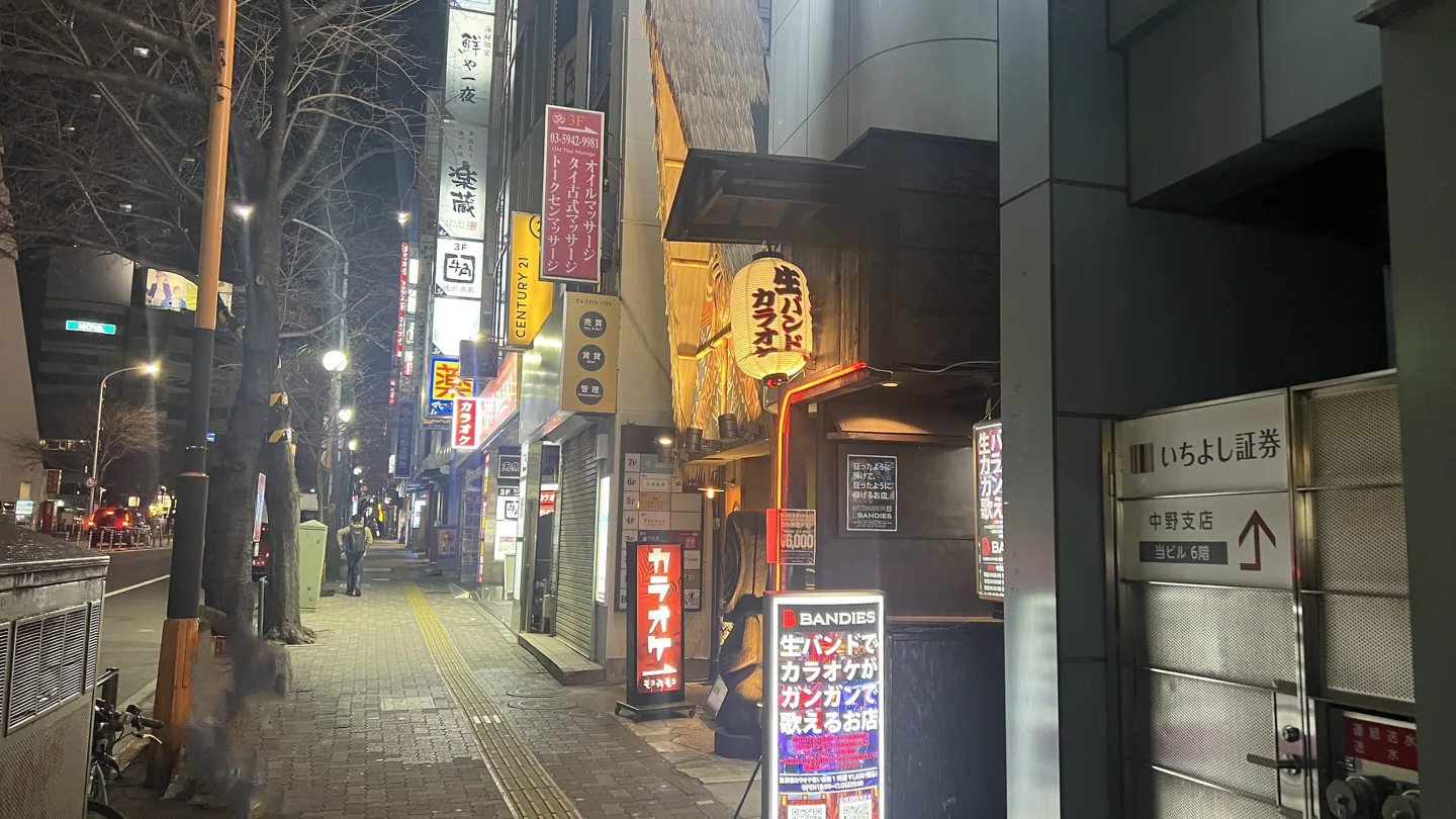 BEYOND中野店が入る提灯の見えるビル