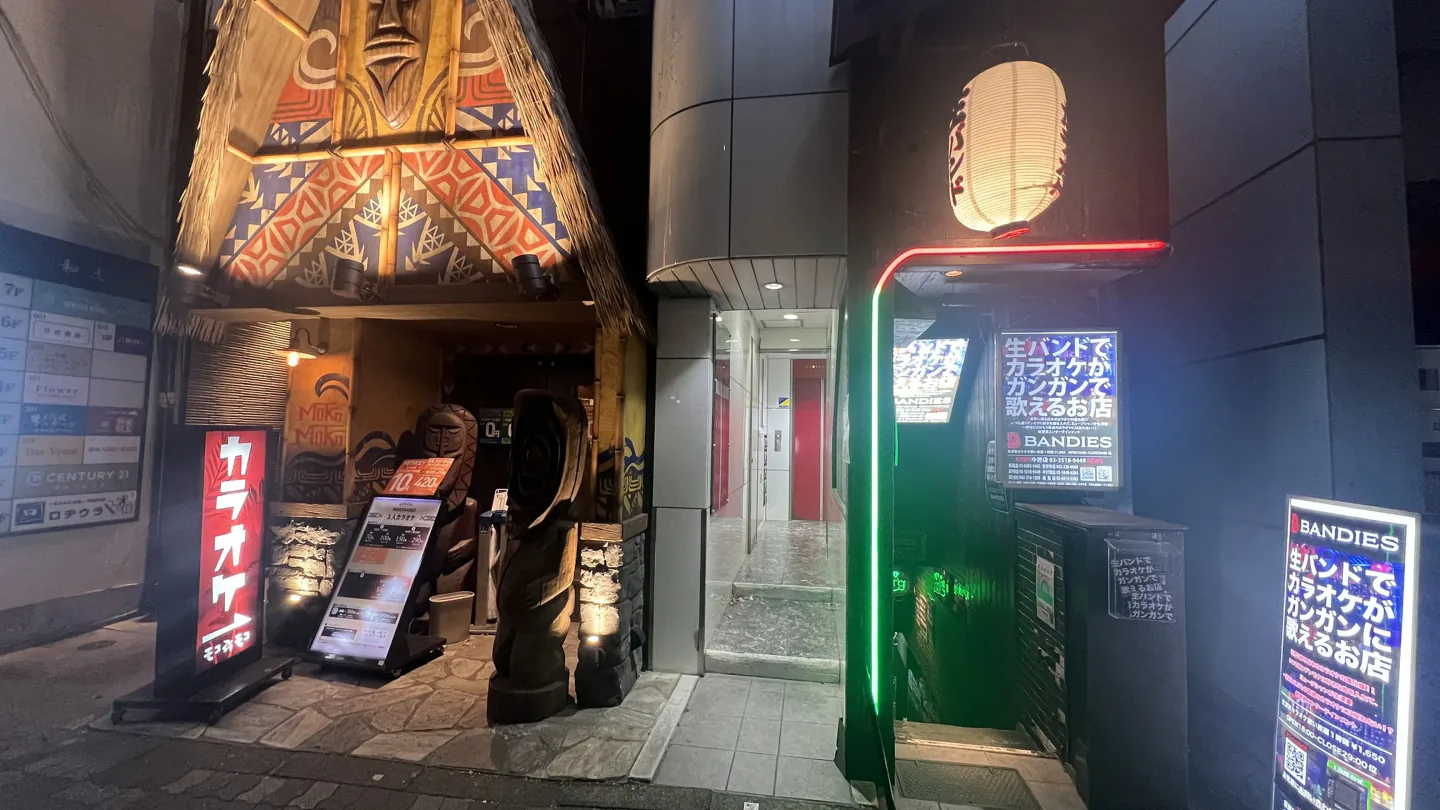 BEYOND中野店へ上がる赤いエレベーターの入口